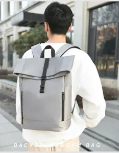 Detailansicht des grauen Roll-Top-Rucksacks mit Reißverschlusstaschen für Herren.