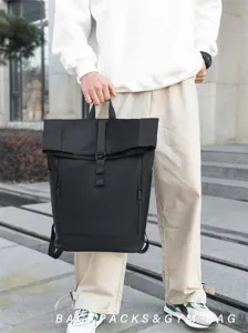Detailansicht des schwarzen Roll-Top-Rucksacks mit Fronttasche und langlebiger Struktur.