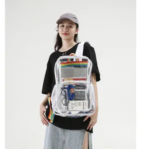 Dettaglio zaino in PVC trasparente con spallacci arcobaleno e oggetti interni.