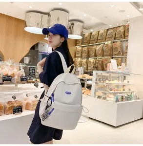 Minimalistischer weißer Canvas Rucksack für Damen, große Freizeitschultasche und Daypack.