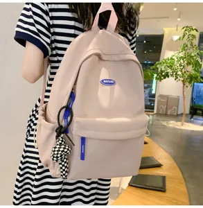 Detailaufnahme des lässigen rosa Studentenrucksacks mit großem Fassungsvermögen und Nähten.