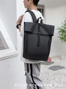 Gedetailleerd overzicht van de zwarte roll-top rugzak, met materiaal en schouderbanden.