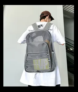 Vue détaillée du sac à dos en résille grise respirante, montrant les bretelles et la poche avant.