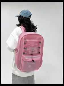 Dettaglio zaino in rete rosa, materiale traspirante e tasca frontale pratica per uso quotidiano.