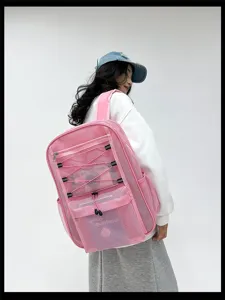 Vista dettagliata dello zaino in rete rosa che mostra il tessuto traspirante e le tasche.