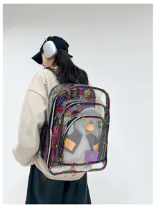 Klare PVC Transparent Rucksack mit Graffiti-Muster und Puppe Detail, modisch und sehr geräumig.
