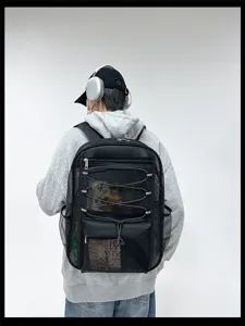 Vista dettagliata dello zaino in rete nera con un design traspirante e cinghie elastiche robuste.