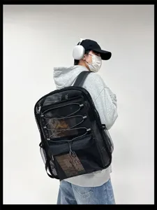 Zaino in rete nera di grande capacita, design traspirante per viaggi e spiaggia.