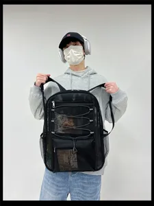 Vista dettagliata dello zaino in rete nera con tasche con zip e cordino elastico.