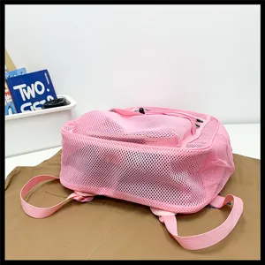 Zaino a rete rosa vista dettaglio, borsa da viaggio spiaggia traspirante e capiente.