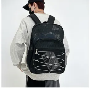 Détail du sac à dos en maille avec tissu respirant, cordon élastique avant et poche zippée.