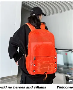 Sac à dos en filet respirant pour sport et plage. Léger sac de loisir orange vif très pratique.