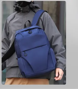 Zaino casual da uomo di grande capacità per viaggi e computer portatile mostrato in dettaglio.