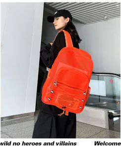 Gros plan détaillé du sac à dos en résille orange vif avec tissu respirant et poches.