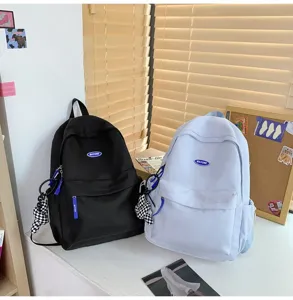 Detailansicht des minimalistischen Canvas-Schulrucksacks mit ovalem Logo und großem Stauraum.