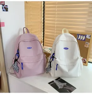 Detailansicht der minimalistischen einfarbigen Studentenrucksäcke in Rosa und Weiß.
