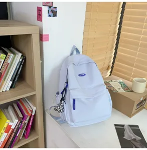 Detailansicht eines minimalistischen hellblauen Studentenrucksacks auf einem gemütlichen Schreibtisch.