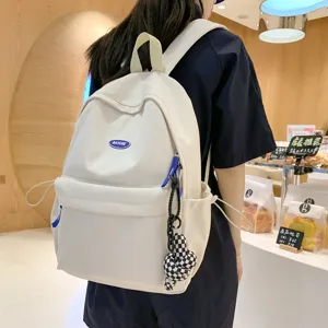 Minimalistischer weißer Studentenrucksack mit süßem Anhänger, lässiger Freizeit-Rucksack.
