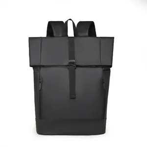 Zwarte minimalistische roll-top rugzak voor stedelijke zakenmannen, waterdichte tas.