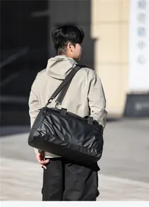 Detailansicht der großen wasserdichten schwarzen Reise-Duffle-Tasche für Herren.