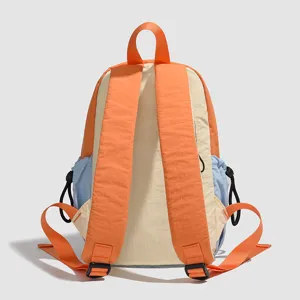 Sac à dos décontracté en nylon color-block tendance avec bretelles réglables pour voyage.