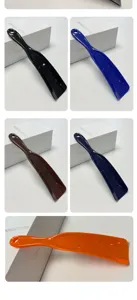Chausse-pied en plastique coloré avec trou de suspension, accessoire pratique usage quotidien.
