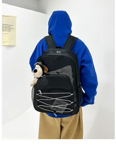 Détail arrière du sac à dos en maille noire avec tissu respirant, poches avant et cordons élastiques.