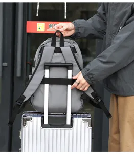 Primo piano dettagliato dello zaino da viaggio grigio con fascia per valigia e porta USB.