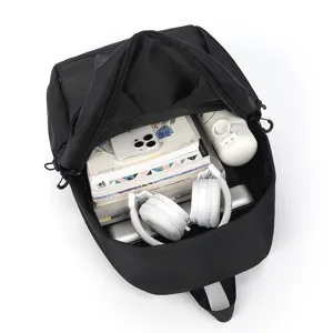 Zaino da viaggio nero per laptop con grande capacita e design di stoccaggio multi-tasca.
