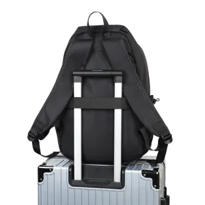 Zaino da viaggio nero casual per laptop con cinghia per valigia per spostamenti quotidiani.