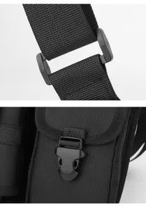 Nahaufnahme zeigt den verstellbaren Riemenschnalle und robusten schwarzen Taktiktasche.