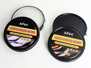 Nahaufnahme Detail der APan 100ml Dosen Schuhwachs Glanzpflege in Schwarz und Natur.