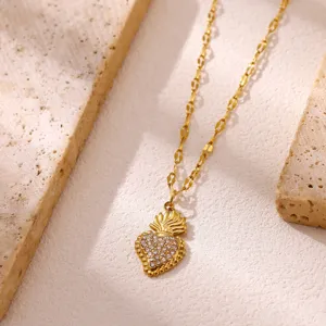 Goldene Herz-Anhänger Halskette Detailansicht, funkelndes Strass Design elegantes Schmuckstück.