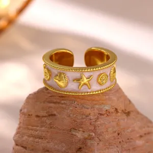 Nahaufnahme des vergoldeten offenen Rings mit rosa Emaillierung und Seestern Muschel Design.