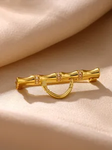 Détail de broche en bambou doré exquis, pendentif épingle de mode polyvalent et élégant.