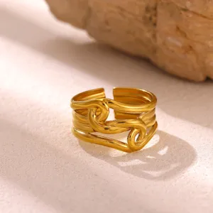 Gedetailleerd overzicht van brede, multi-strand vergulde roestvrijstalen open ring.