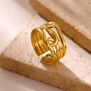 Chique brede open roestvrijstalen vergulde geometrische ring, gedetailleerd zicht ook.