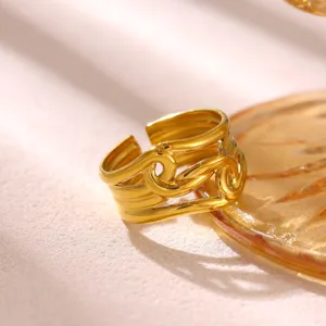 Brede gouden roestvrijstalen geometrische open ring detailopname, elegante damesmode sieraden.