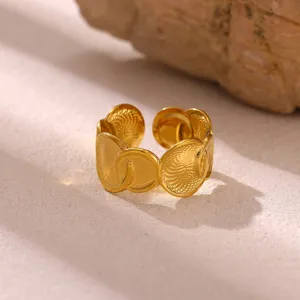 Gouden open ring met geometrische muntlinkjes, elegant mode-sieraad accessoire voor vrouwen.