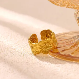 Verguld roestvrij staal gestructureerde bloem open ring voor vrouwen mode detail foto