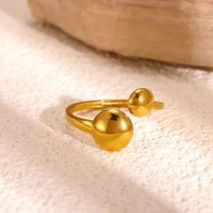 Minimalistische vergulde roestvrijstalen open ring met dubbele bal geometrisch ontwerp.