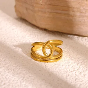 Gouden brede geometrische open ring detail, multi-laags ineengestrengeld ontwerp.