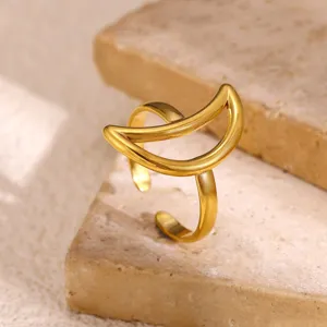 Mooie gedetailleerde close-up van een geometrische open ring van verguld roestvrij staal.