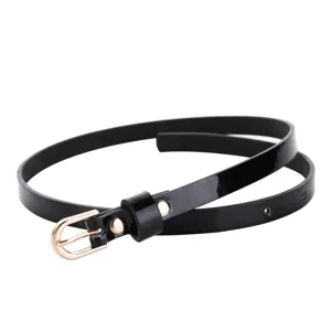 Nahaufnahme eines schmalen schwarzen Lack-PU-Ledergürtels mit eleganter goldfarbener Schnalle.