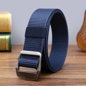 Herren blaue Nylon Taktikgürtel Detailansicht mit strapazierfähigem Gewebe und Metallschließe.