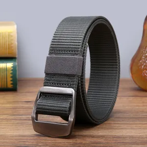 Herren taktischer Nylon Segeltuchgürtel mit glatter Metallschnalle, robustes Outdoor Detail.