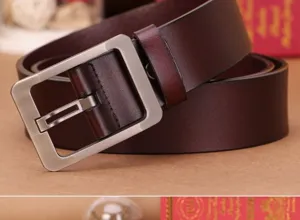 Close-up van donkerbruine heren lederen riem met zilveren metalen gesp voor casual stijl.