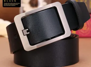 Gedetailleerd overzicht van de heren leren riem met metalen gesp en strakke afwerking.