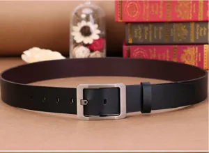 Klassieke zwarte heren leren riem met zilveren metalen doorn gesp casual business detail.