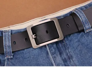 Klassieke zwarte heren lederen riem met zilveren vierkante gesp, gedetailleerd taille overzicht.